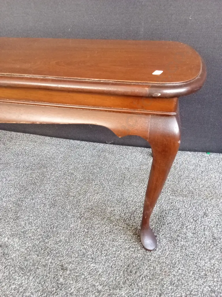VINTAGE QUEEN ANNE-STYLE WOODEN COFFEE TABLE, L 121CM X W 46CM X H 42CM Image 1++
