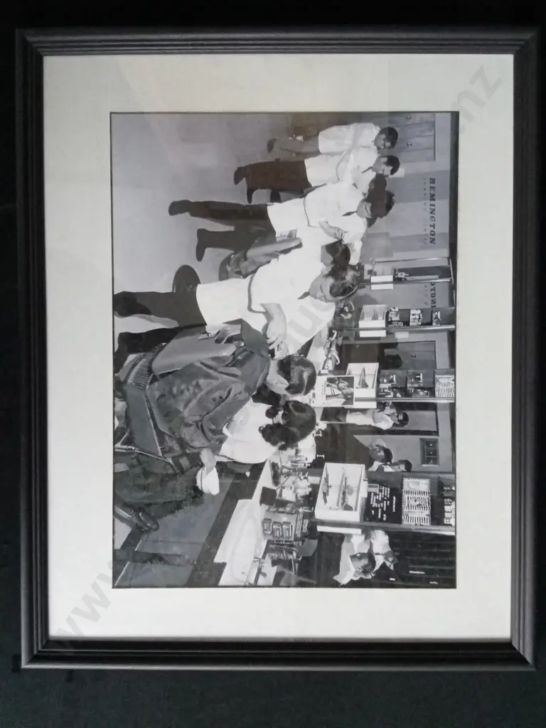 VINTAGE FRAMED PHOTOGRAPH OF REMINGTON SHAVING CENTRE Image 1++