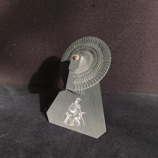 DECORATIVE WELSH FOLK ART CARVED SLATE FAN SCULPTURE, H 16 CM
