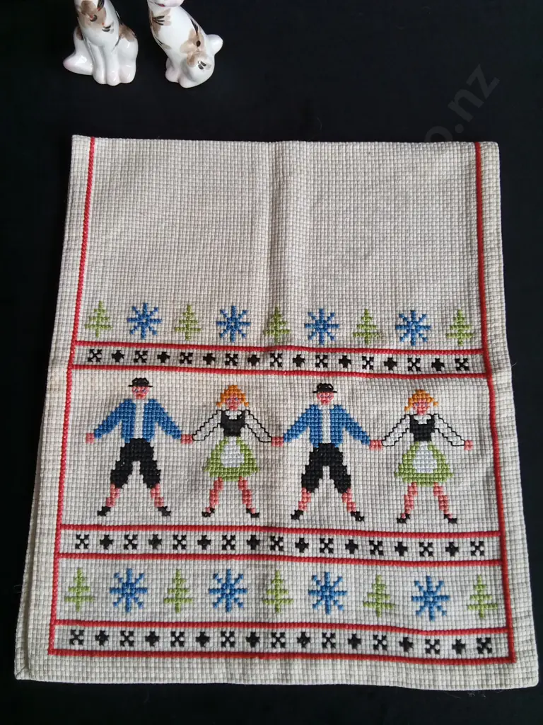 CROSS STITCHED EMBROIDERED TEA TOWEL, AND VINTAGE JAPANESE SALT AND PEPPER SHAKERS, H 13.5 CM Image 1++