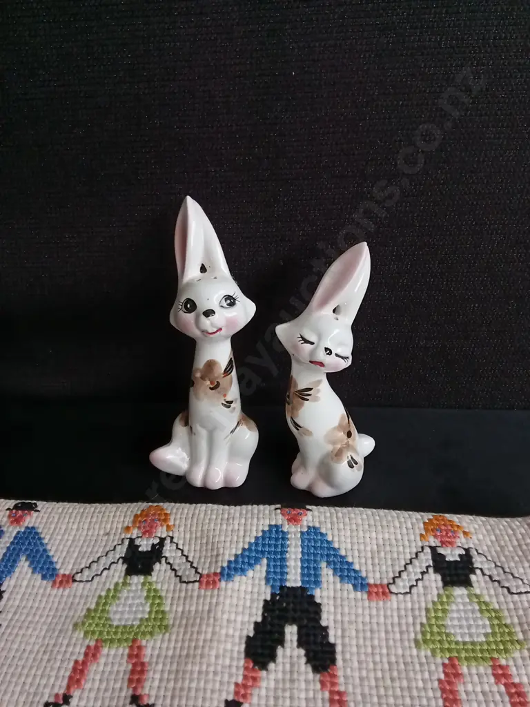 CROSS STITCHED EMBROIDERED TEA TOWEL, AND VINTAGE JAPANESE SALT AND PEPPER SHAKERS, H 13.5 CM Image 1++