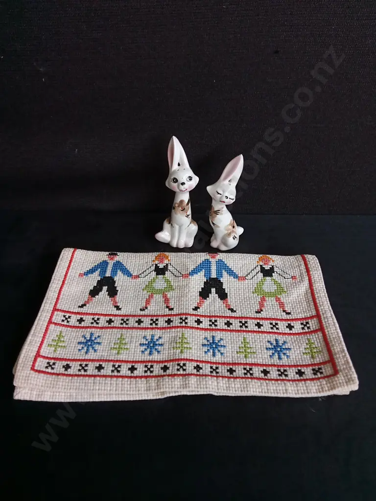 CROSS STITCHED EMBROIDERED TEA TOWEL, AND VINTAGE JAPANESE SALT AND PEPPER SHAKERS, H 13.5 CM Image 1++