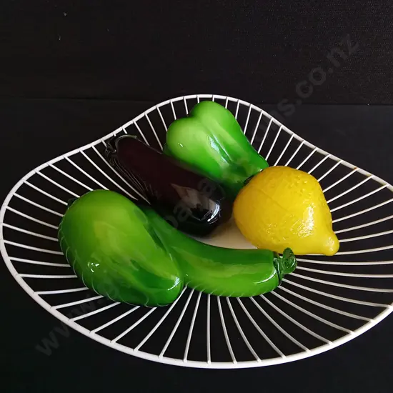 MURANO STYLE HAND BLOWN GLASS PRODUCE SCULPTURE SET, INCLUDING WIRE DISPLAY BOWL, TOTAL W 39 CM
