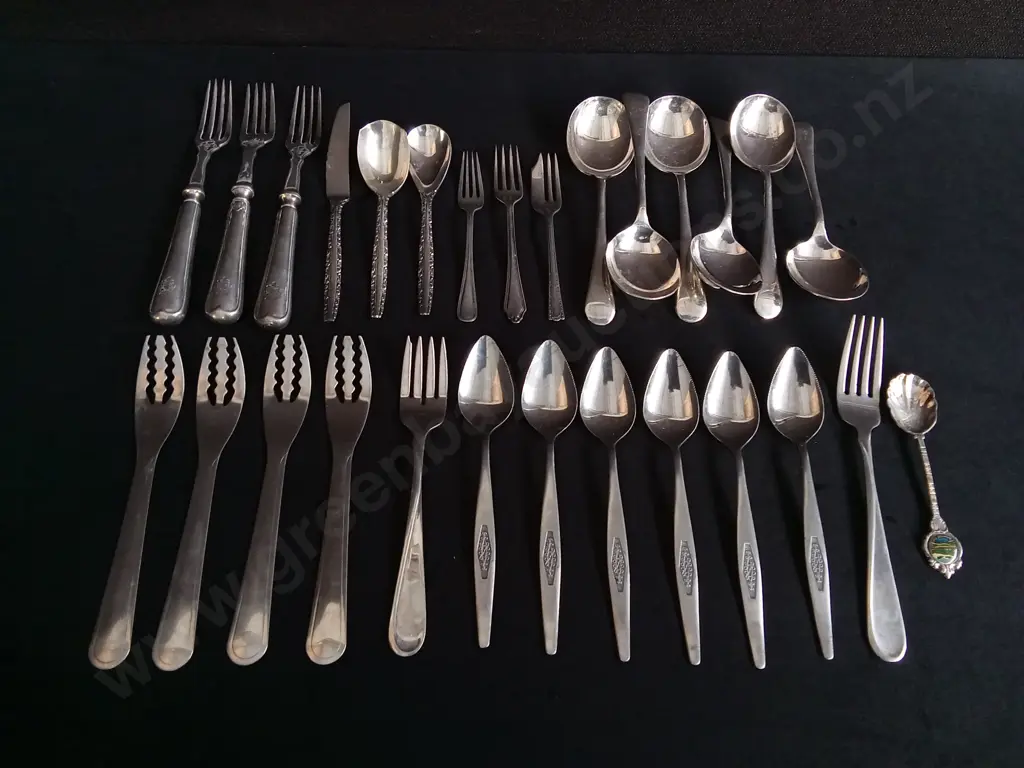 ASSORTMENT OF VINTAGE FLATWARE Image 1++