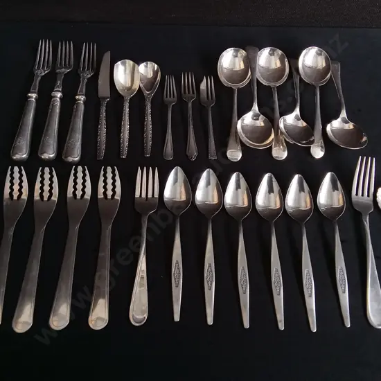 ASSORTMENT OF VINTAGE FLATWARE