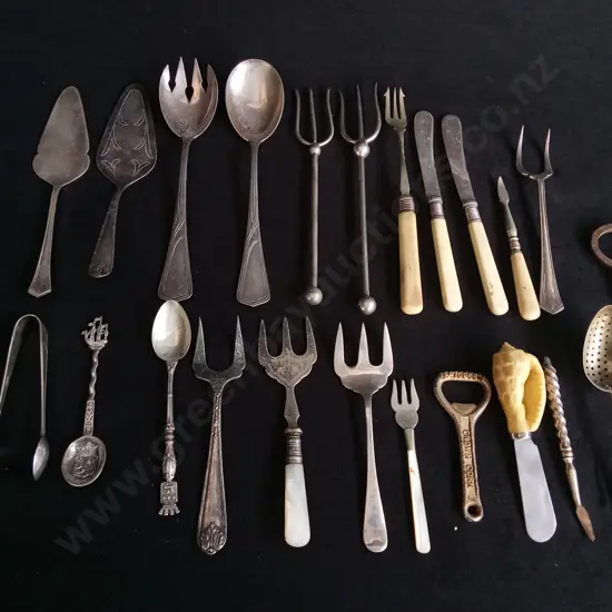 ASSORTMENT OF VINTAGE SILVER PLATED CUTLERY AND SERVING PIECES, INCLUDING BONE AND MOTHER OF PEARL HANDLES