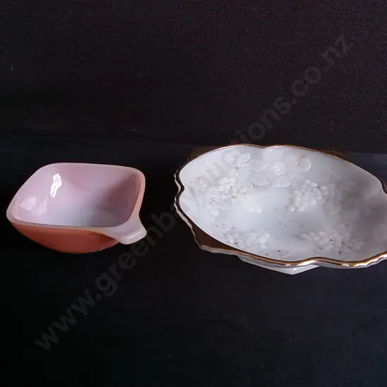 VINTAGE ANCHOR HOCKING WHITE MILK GRAPE DESIGN GLASS BOWL AND CROWN PYREX RAMEKIN, LARGEST W 25 CM