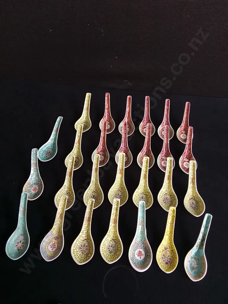 COLLECTION OF VINTAGE CHINESE PORCELAIN SPOONS Image 1++