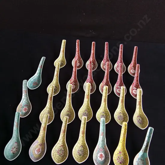 COLLECTION OF VINTAGE CHINESE PORCELAIN SPOONS