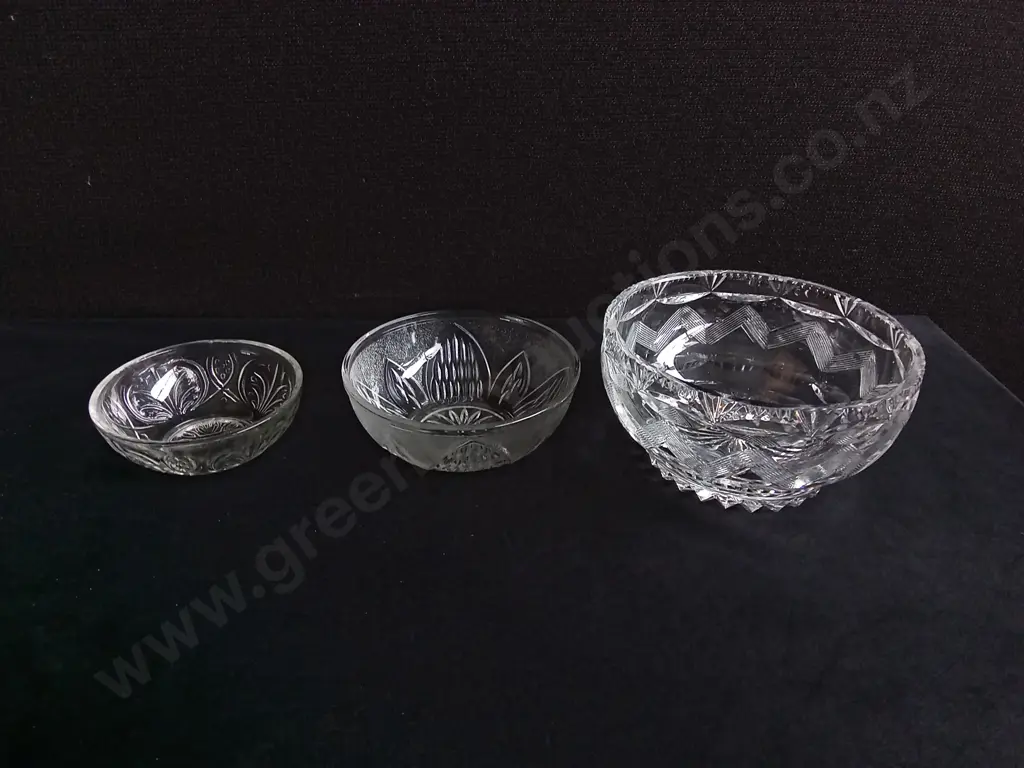 VINTAGE WEBB CORBETT CRYSTAL BOWL, AND TWO SMALL CUT GLASS BOWLS, LARGEST W 15 CM Image 1++