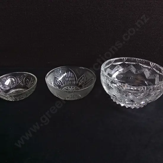 VINTAGE WEBB CORBETT CRYSTAL BOWL, AND TWO SMALL CUT GLASS BOWLS, LARGEST W 15 CM