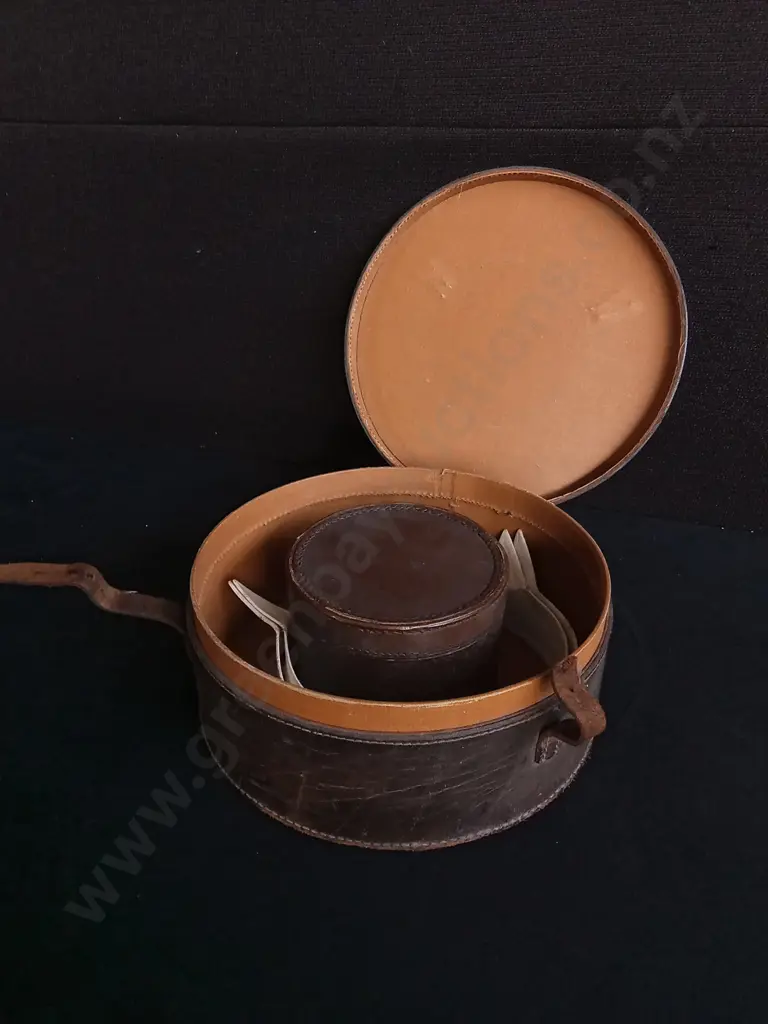 VINTAGE BROWN LEATHER COLLAR BOX, W 24 CM Image 1++