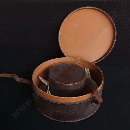 VINTAGE BROWN LEATHER COLLAR BOX, W 24 CM
