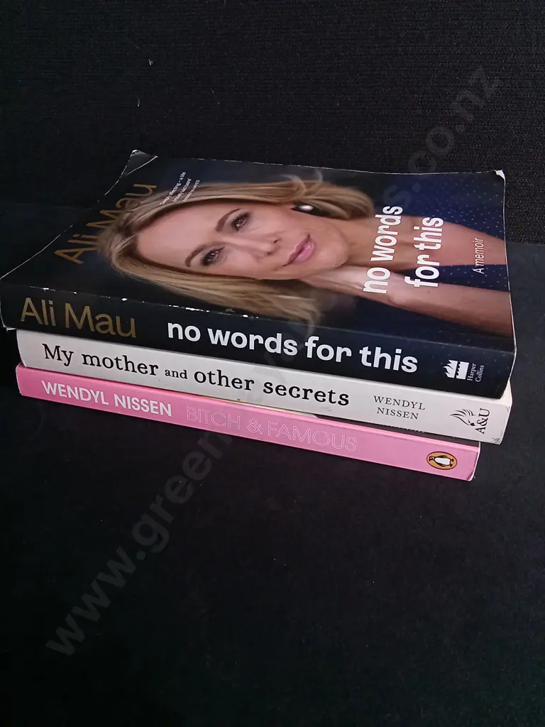 3 BOOKS Image 1++
