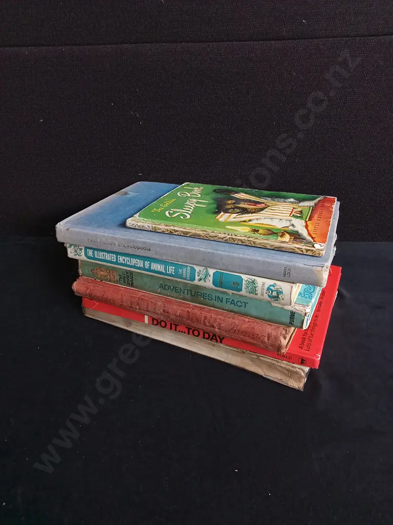 7 VINTAGE HARDCOVER BOOKS Image 1++