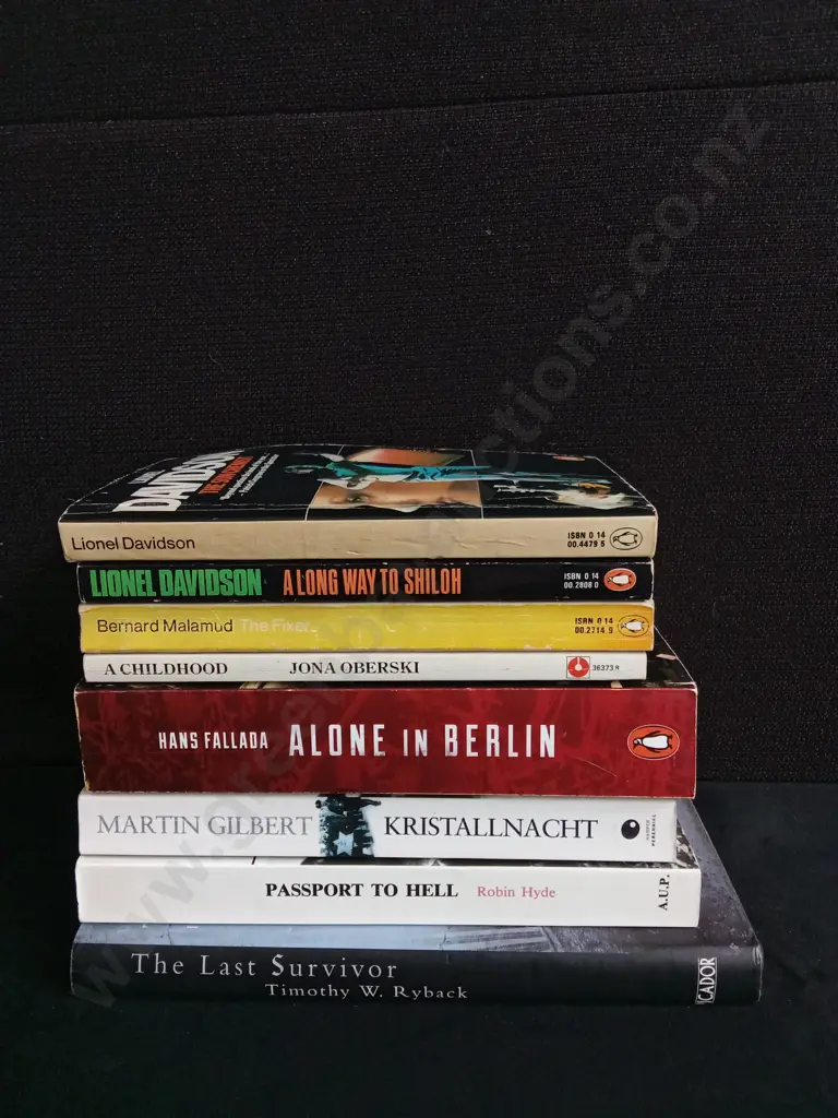 COLLECTION OF 8X BOOKS ON THE HOLOCAUST Image 1++