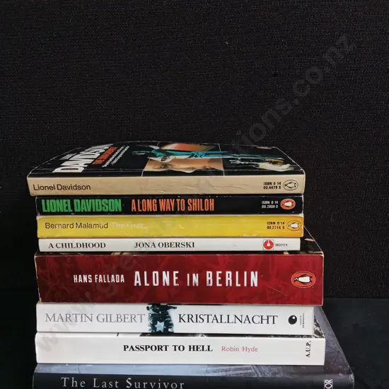 COLLECTION OF 8X BOOKS ON THE HOLOCAUST