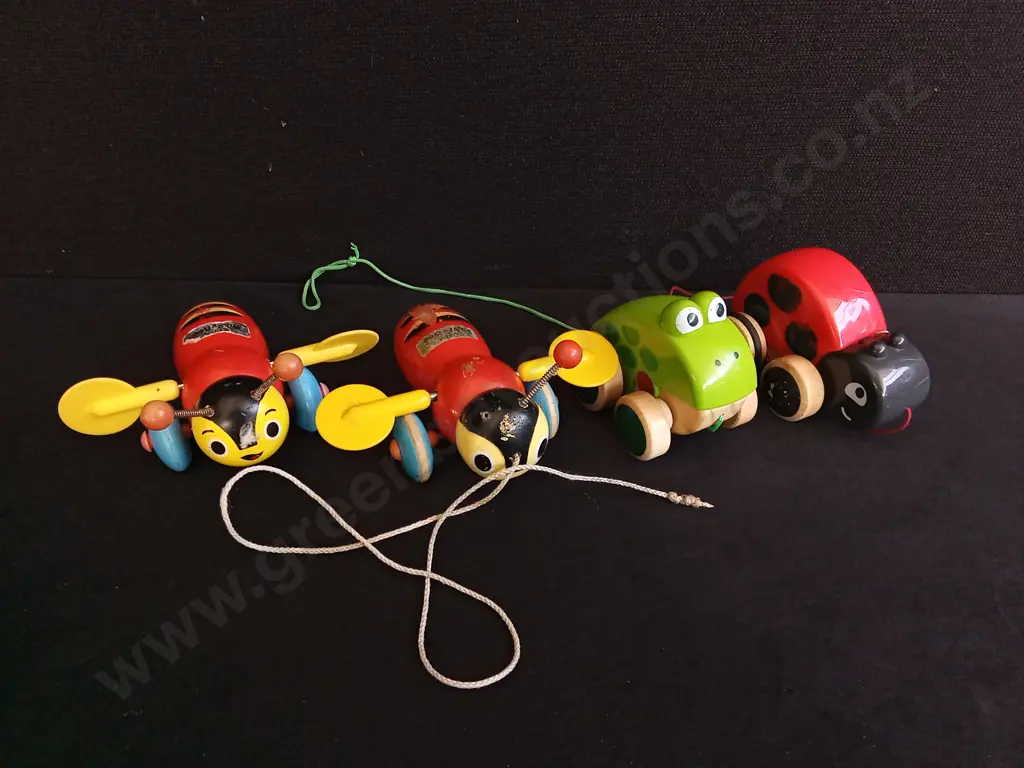 4 PIECES PULL ALONG TOYS, INCLUDING TWO WOODEN BUZZY BEES Image 1++