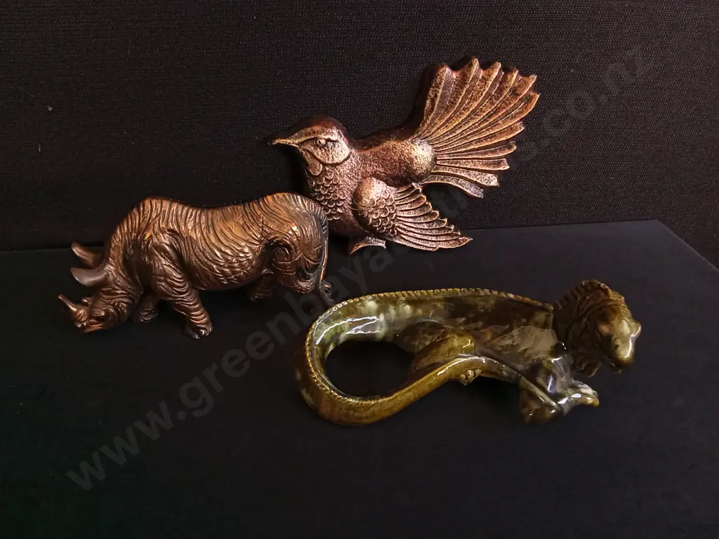 3 PIECES DECORATIVE ANIMAL FIGURES, BRONZE COLOURED BIRD WALL HANGING, RHINOCEROS STATUE, AND VINTAGE CERAMIC IGUANA Image 1++