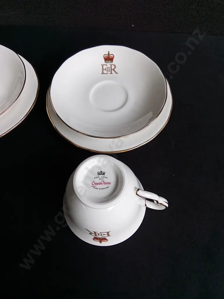 2 VINTAGE QUEEN ANNE PORCELAIN TEACUP AND SAUCERS SETS COMMEMORATING QUEEN ELIZABETH'S II'S SILVER JUBILEE Image 1++