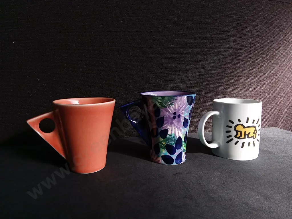 PAIR OF VINTAGE GEOMETRIC CUPS AND KEITH HARING MUG, TALLEST H 10.5 CM Image 1++