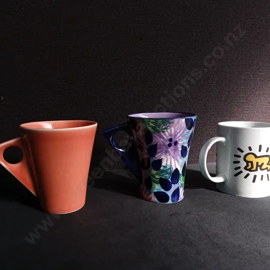 PAIR OF VINTAGE GEOMETRIC CUPS AND KEITH HARING MUG, TALLEST H 10.5 CM