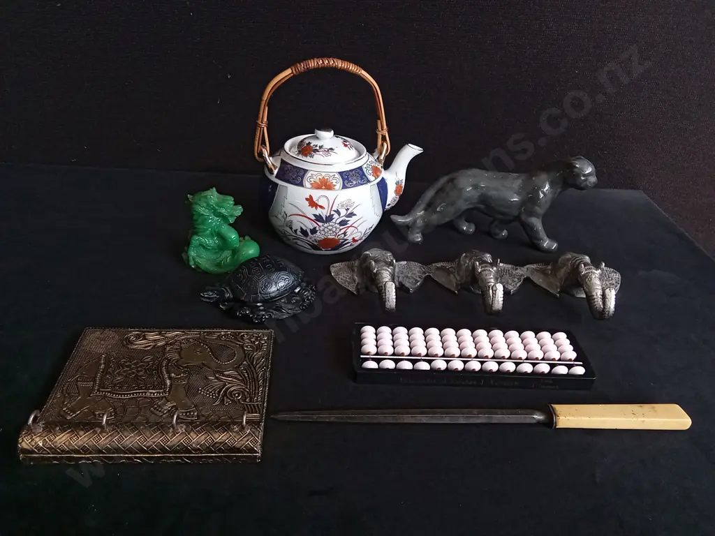 COLLECTION OF VINTAGE ASIAN DECORATIVE ITEMS, TALLEST H 20.5 CM Image 1++