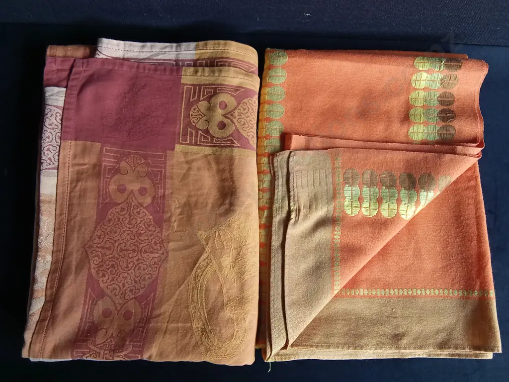 2 TABLE CLOTHS, INCLUDING ONE 100% COTTON MADE IN FRANCE Image 1++