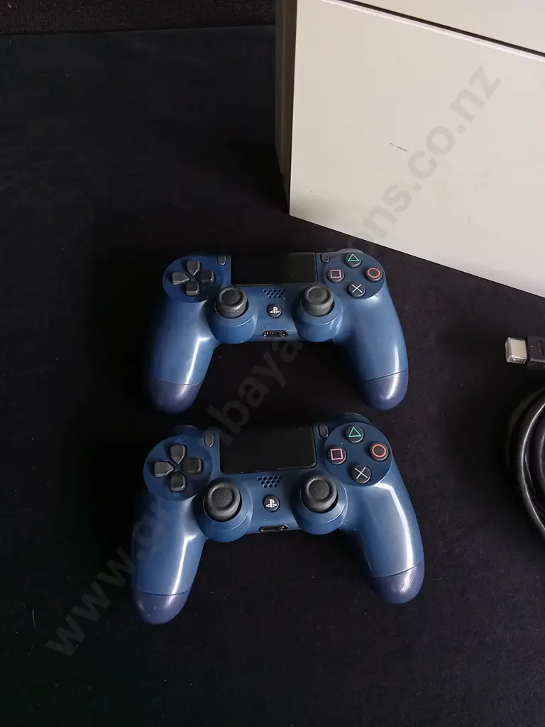 PLAYSTATION 4 AND TWO CONTROLLERS Image 1++