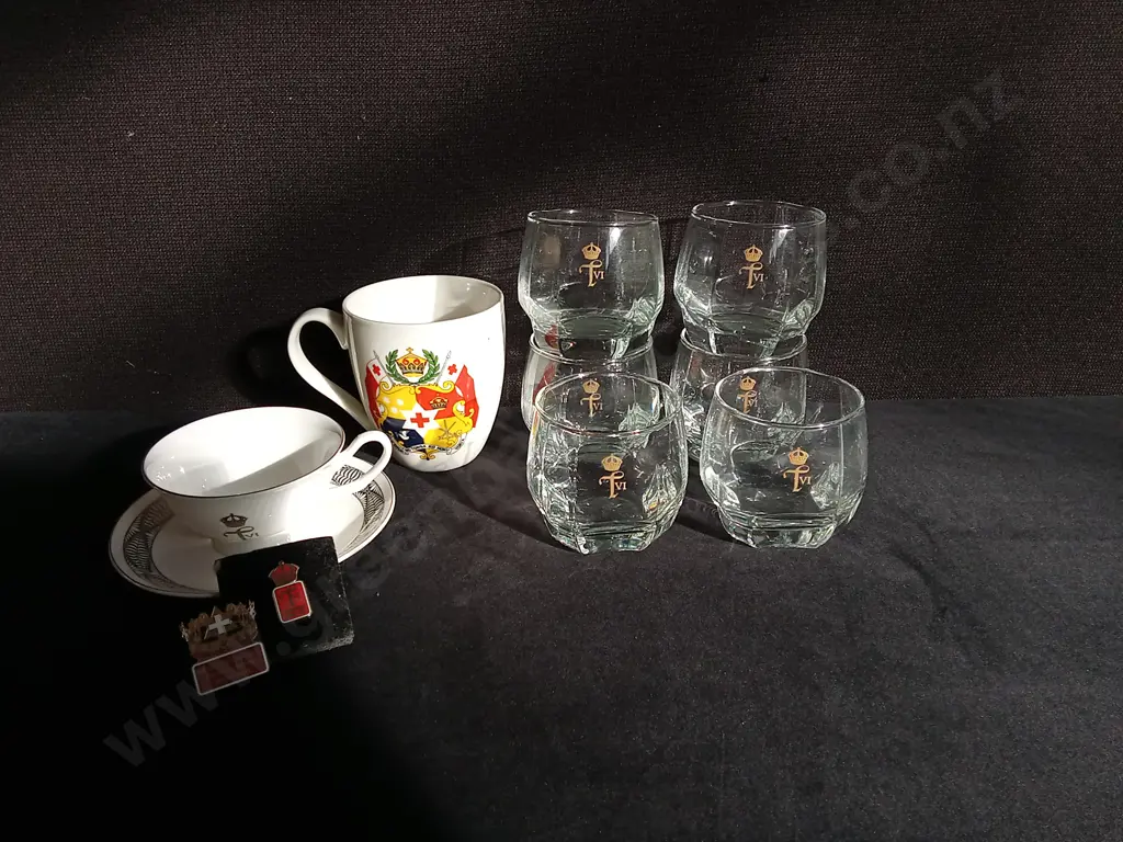 COLLECTION OF GLASSWARE FROM TONGAN KING TUPOU'S VI CORONATION IN 2015, INCLUDING 2 DECORATIVE PINS Image 1++