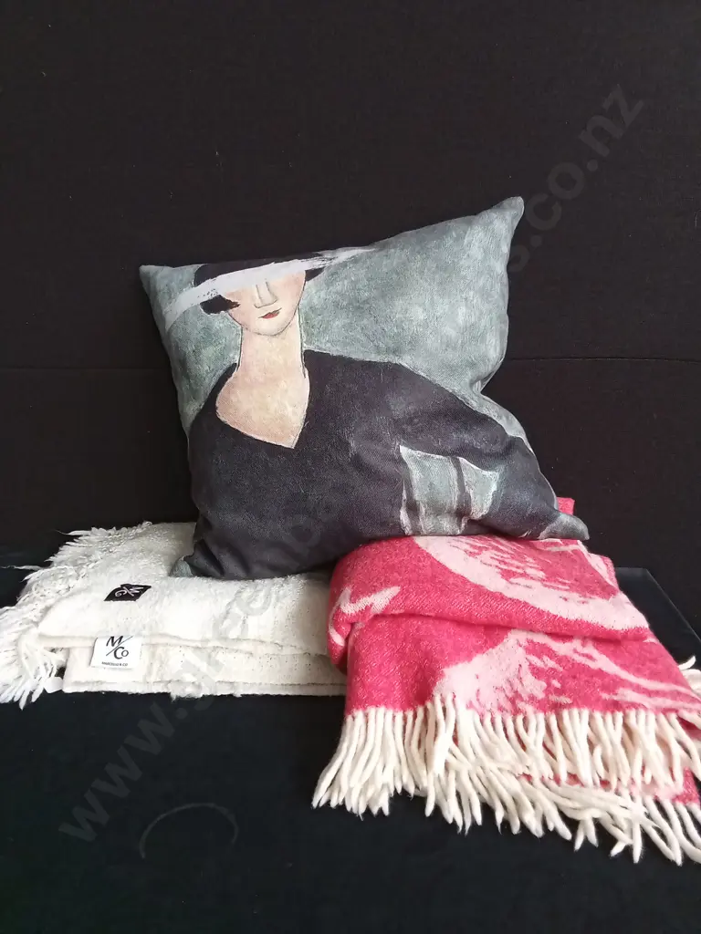 2 BLANKETS, INCLUDING 1 100% NEW ZEALAND WOOL BLANKET AND CUSHION, WIDTH OF CUSHION 52CM Image 1++