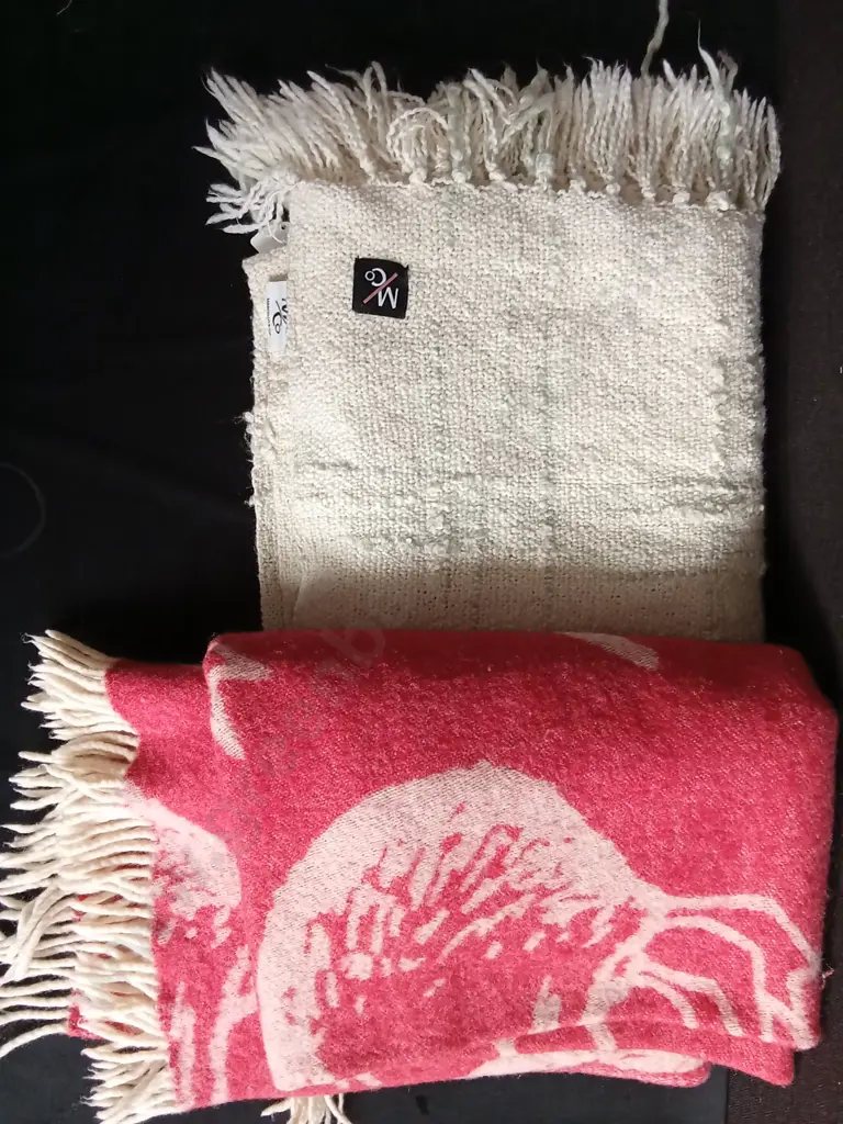 2 BLANKETS, INCLUDING 1 100% NEW ZEALAND WOOL BLANKET AND CUSHION, WIDTH OF CUSHION 52CM Image 1++