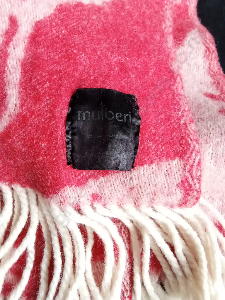 2 BLANKETS, INCLUDING 1 100% NEW ZEALAND WOOL BLANKET AND CUSHION, WIDTH OF CUSHION 52CM Image 1++