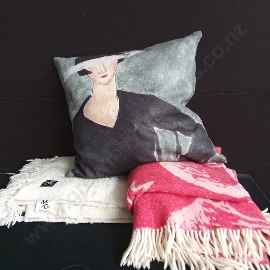 2 BLANKETS, INCLUDING 1 100% NEW ZEALAND WOOL BLANKET AND CUSHION, WIDTH OF CUSHION 52CM