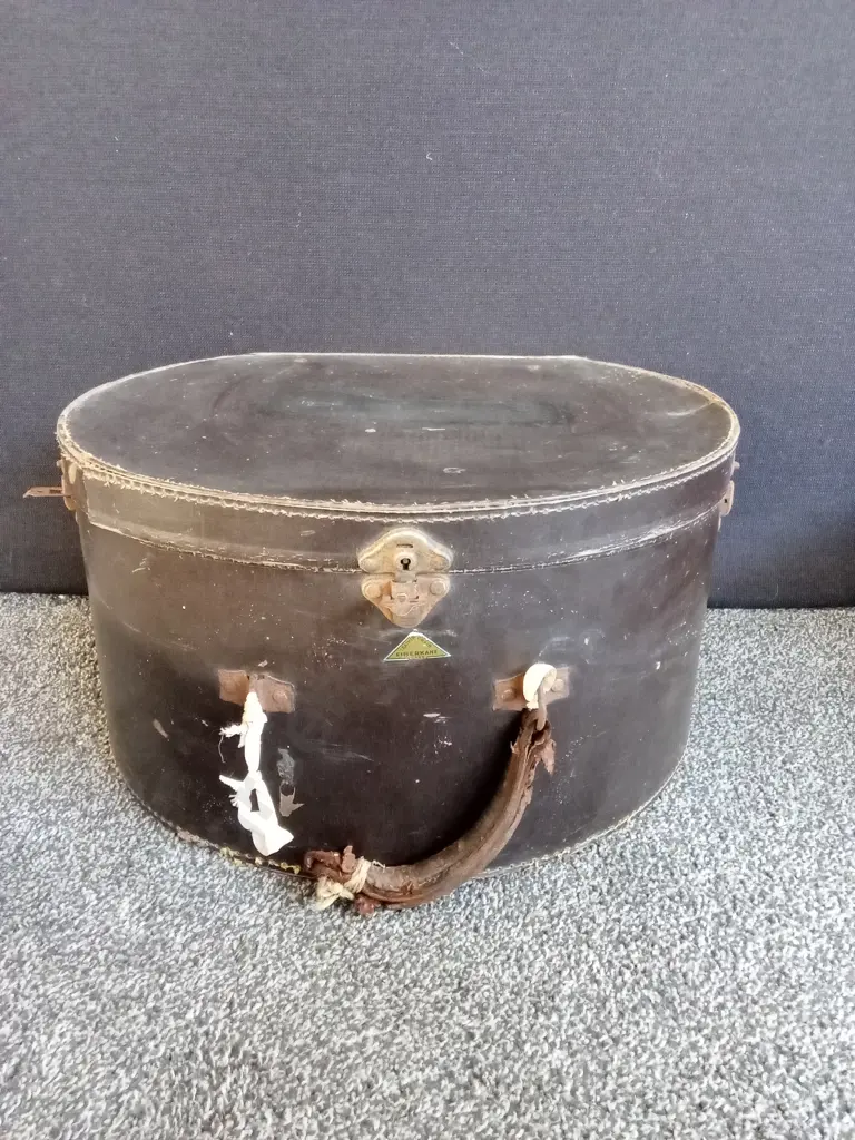 COLLECTION OF 3 VINTAGE HAT BOXES, LARGEST BOX IS 46CM WIDE Image 1++