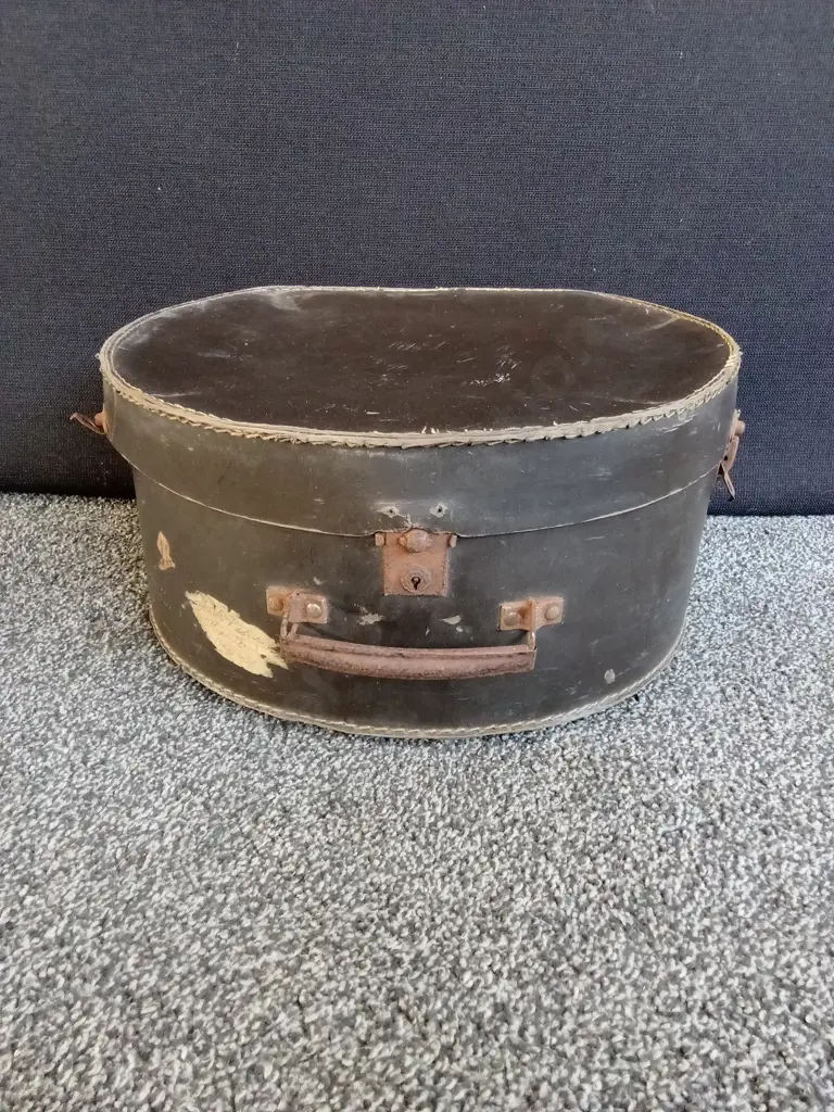 COLLECTION OF 3 VINTAGE HAT BOXES, LARGEST BOX IS 46CM WIDE Image 1++