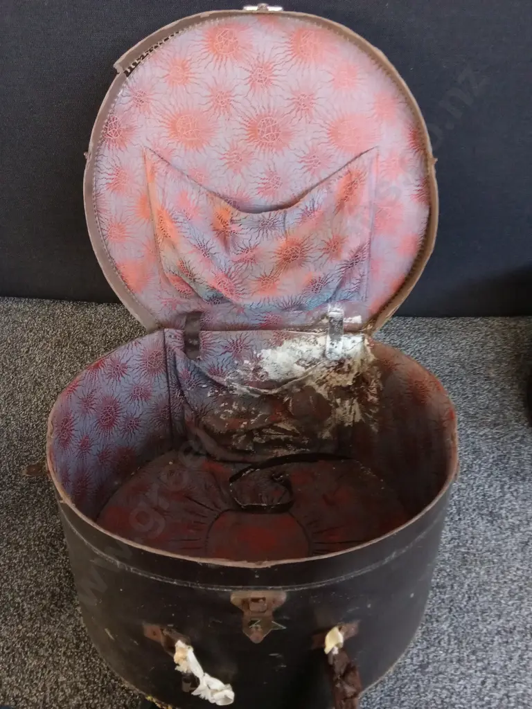 COLLECTION OF 3 VINTAGE HAT BOXES, LARGEST BOX IS 46CM WIDE Image 1++