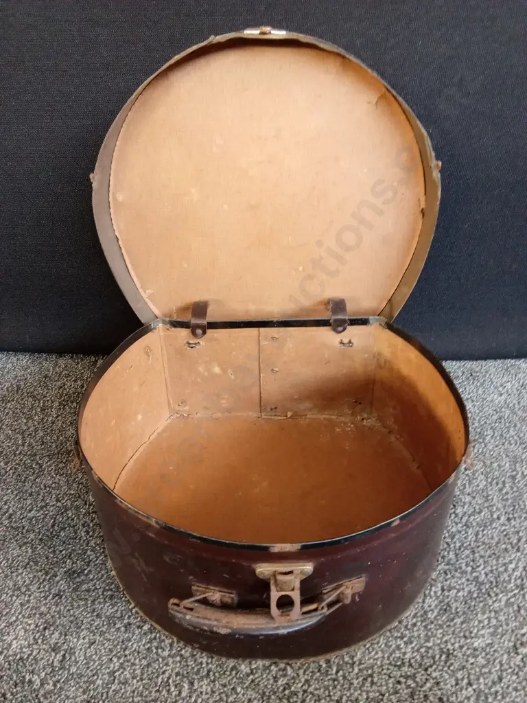 COLLECTION OF 3 VINTAGE HAT BOXES, LARGEST BOX IS 46CM WIDE Image 1++