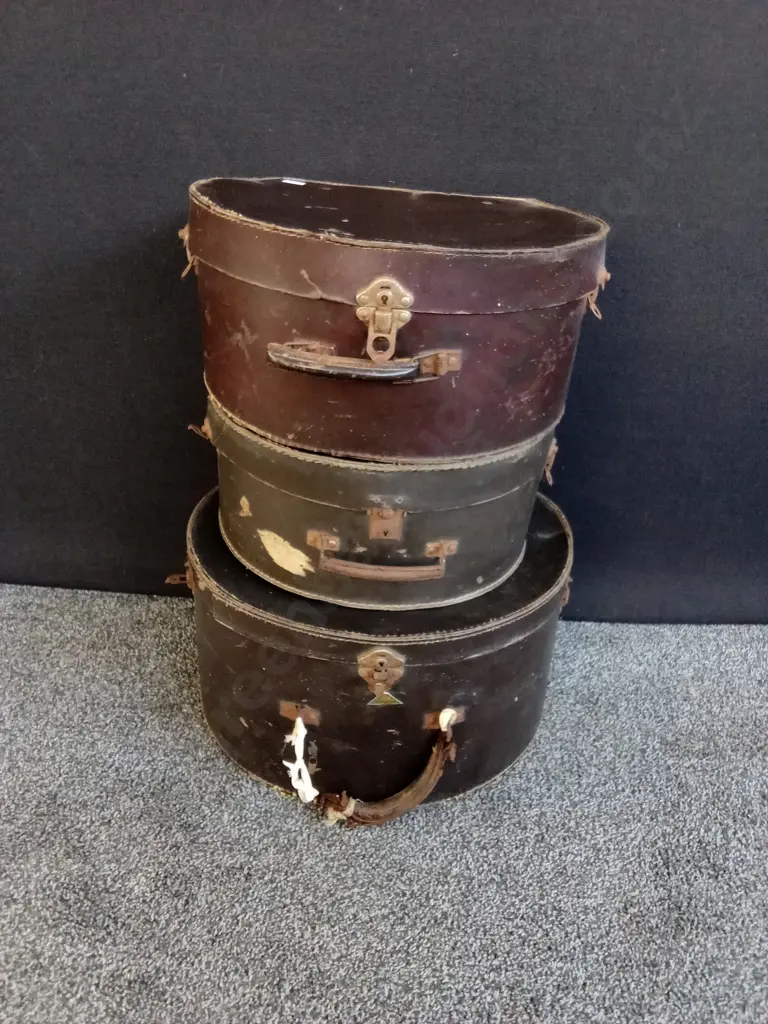 COLLECTION OF 3 VINTAGE HAT BOXES, LARGEST BOX IS 46CM WIDE Image 1++