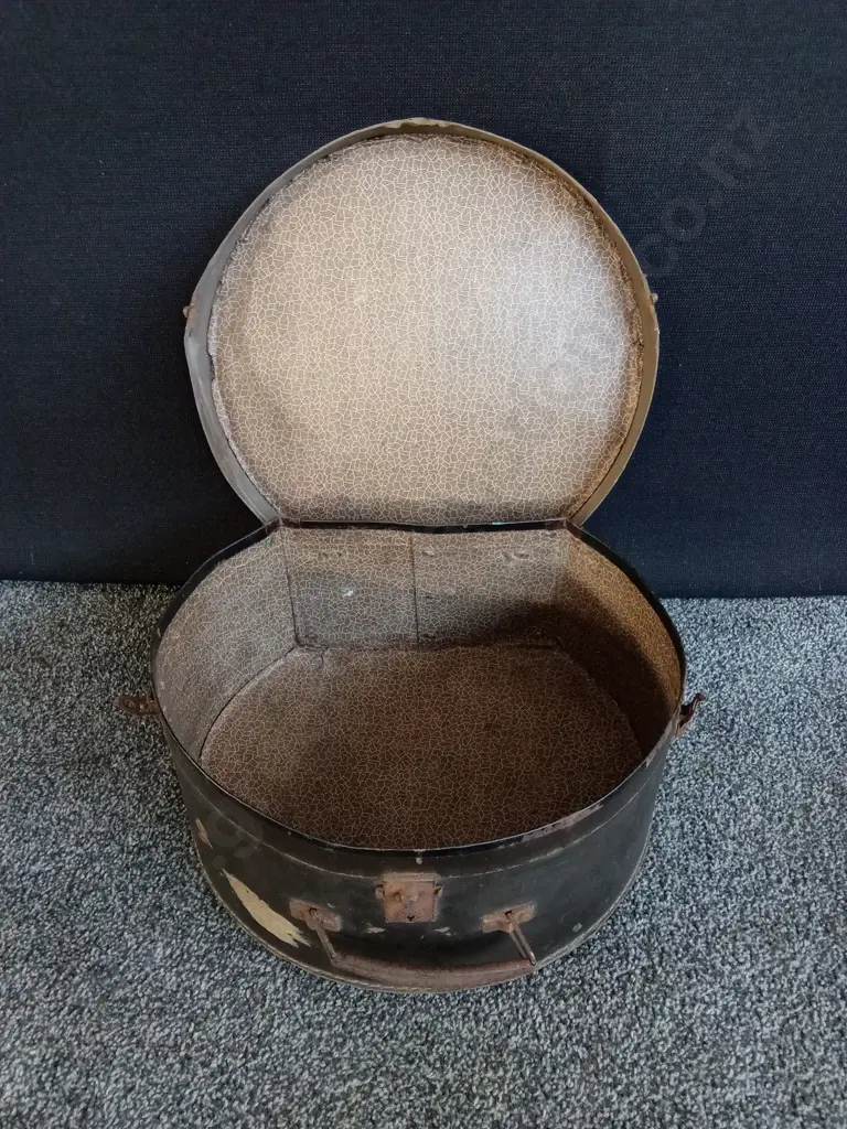 COLLECTION OF 3 VINTAGE HAT BOXES, LARGEST BOX IS 46CM WIDE Image 1++