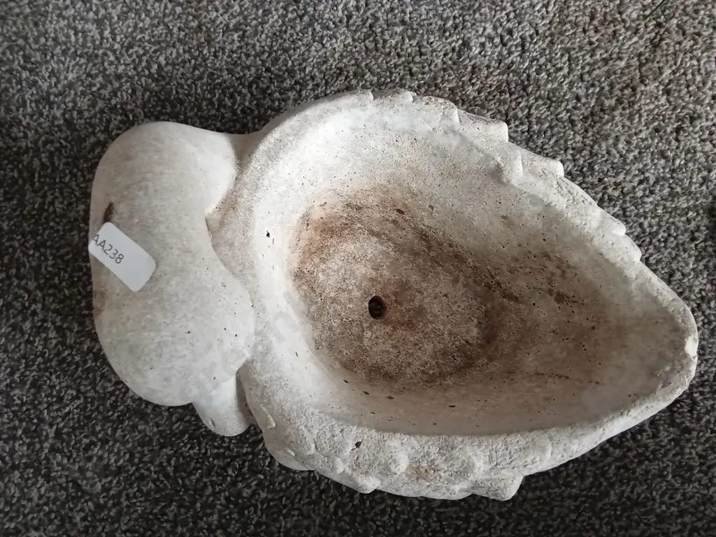 CONCRETE SWAN PLANTER Image 1++