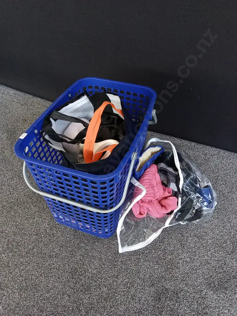 BASKET OF DOG PRODUCTS AND CLOTHES Image 1++