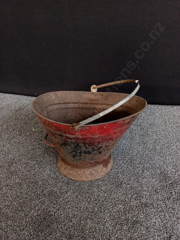 VINTAGE METAL FIRE BUCKET, H APPROX 30 CM Image 1++