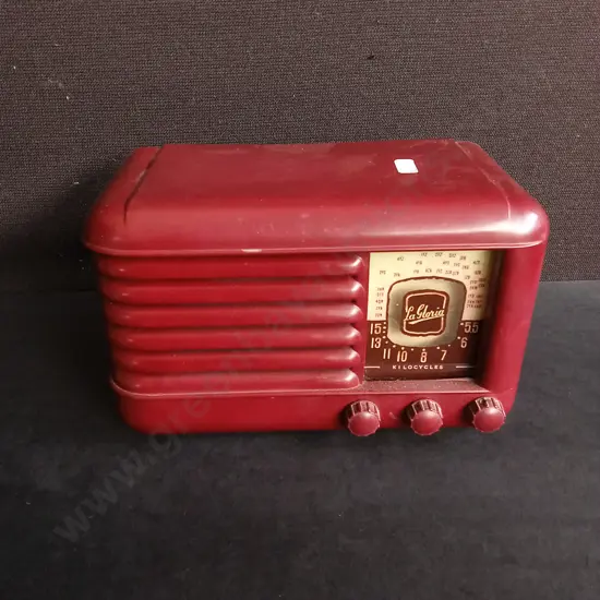 VINTAGE LA GLORIA BAKELITE NEW ZEALAND MADE VALVE RADIO, W 27.5 CM