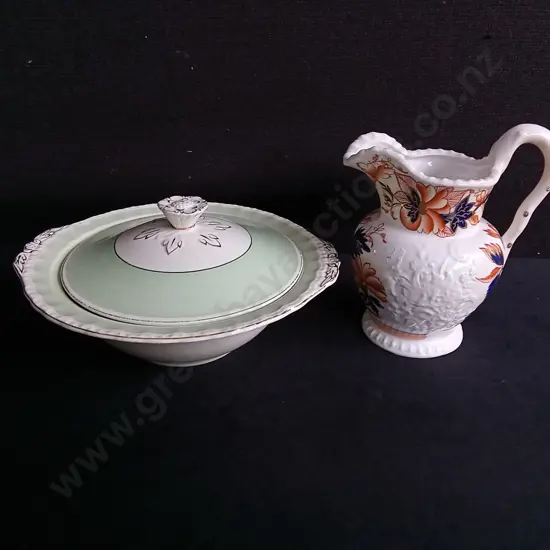W.H. GRINDLEY CREAM PETAL VEGETABLE TUREEN AND GAUDY WELSH STYLE PITCHER, TALLEST H 18 CM