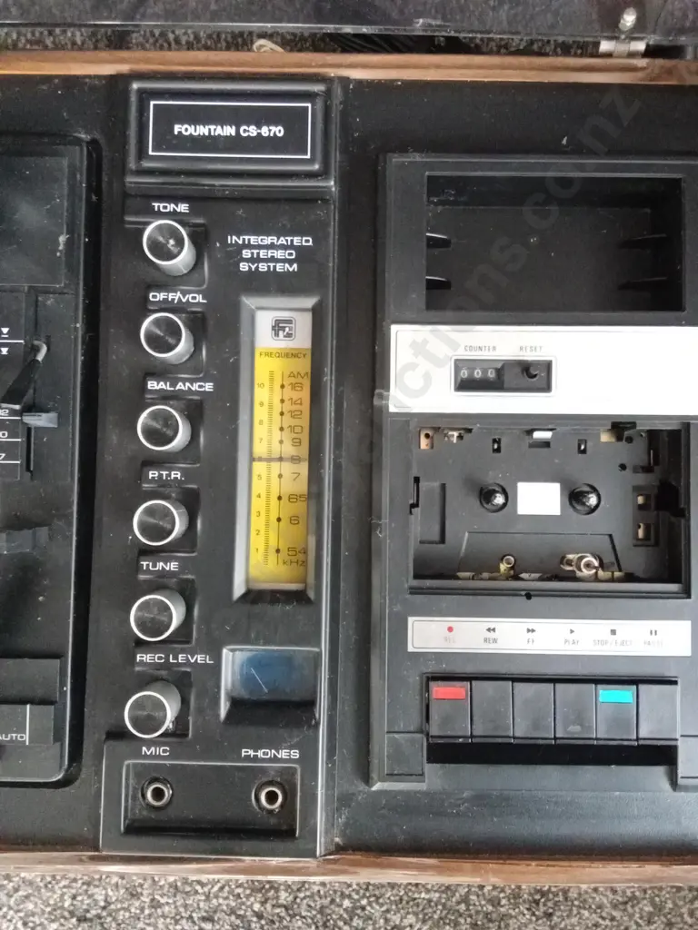 VINTAGE FOUNTAIN CS-670 ALL IN ONE STEREO SYSTEM, WITH MATCHING SPEAKERS Image 1++