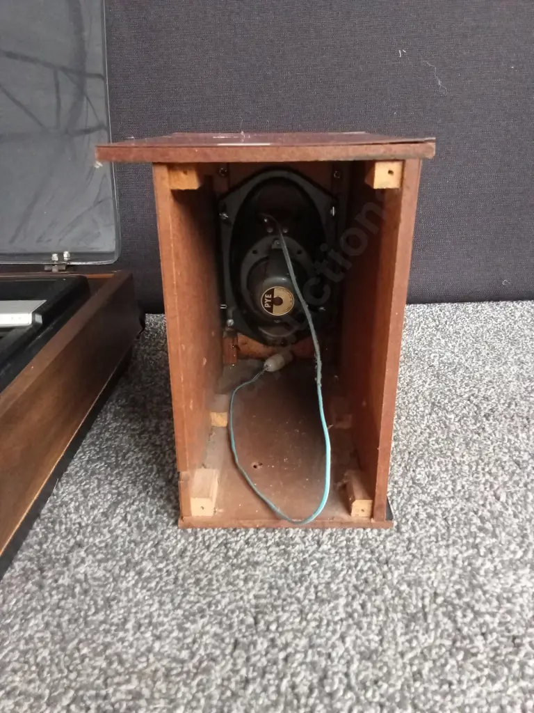VINTAGE FOUNTAIN CS-670 ALL IN ONE STEREO SYSTEM, WITH MATCHING SPEAKERS Image 1++