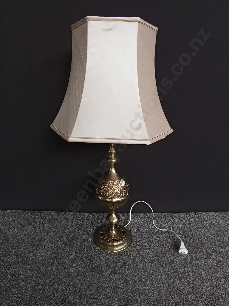 VINTAGE TABLE LAMP (UNTESTED) HEIGHT IS 91CM Image 1++