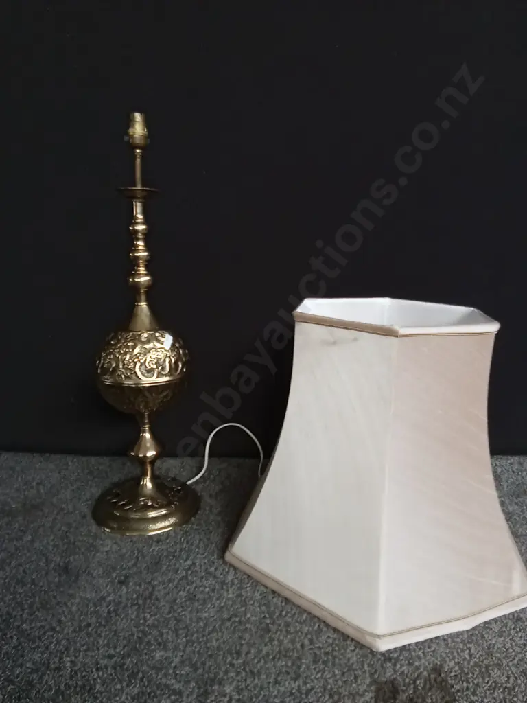 VINTAGE TABLE LAMP (UNTESTED) HEIGHT IS 91CM Image 1++