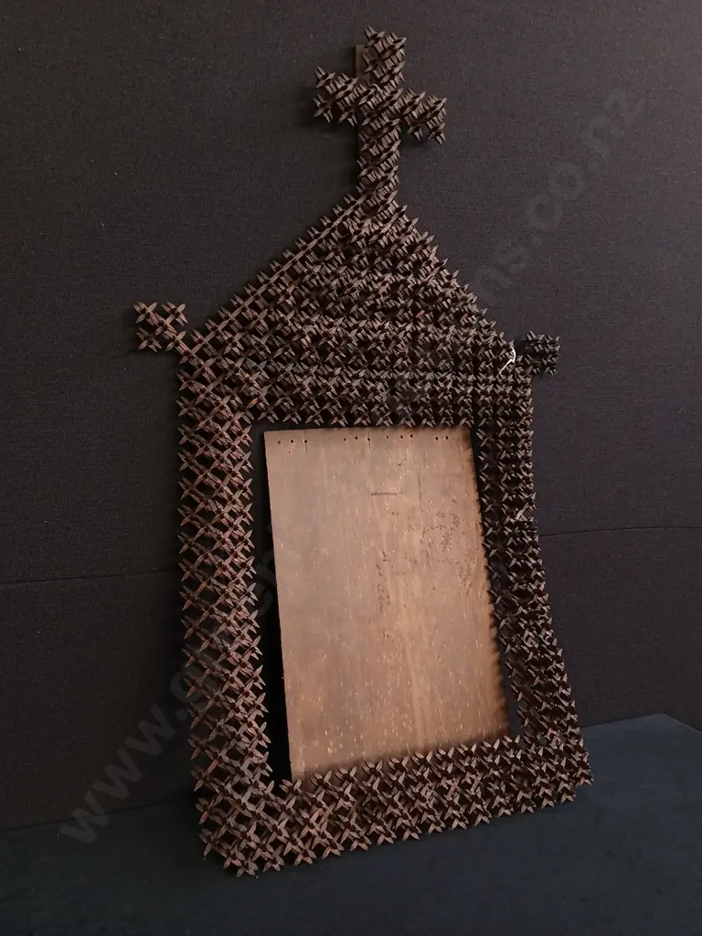 VINTAGE TRAMP ART CROWN OF THORNS WOOD FRAME, H 97 CM X W 58 CM Image 1++